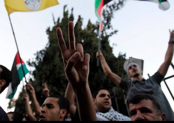 Reuters - Cientos de banderas palestinas levantadas por j&#243;venes desde azoteas y tejados destacaban contra un cielo plomizo, mientras la multitud coreaba gritos como &quot;Con nuestro esp&#237;ritu y nuestra sangre te redimiremos Palestina&quot;, &quot;Al&#225; es grande&quot;, &quot;Palestina Libre&quot; y &quot;Viva Abu Maz&#233;n&quot;.