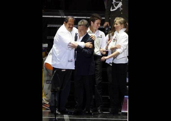 Colprensa - Santos celebró al lado de Grazón su triunfo histórico en las urnas.