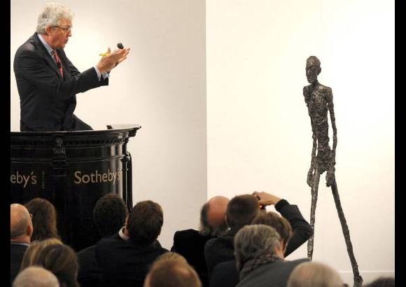 AP - La tercera obra m&#225;s cara vendida en una subasta es de Alberto Giacometti, El hombre que camina, escultura vendida en Londres por 104,3 millones de d&#243;lares el 3 de febrero de 2010.