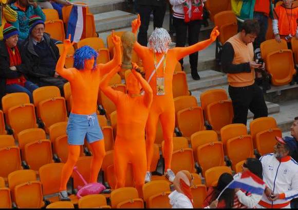 Reuters - Trajes muy particulares en las tribunas durante el encuentro.