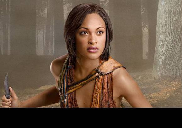 Cortes&#237;a starz.com - Naevia (Cynthia Addai-Robinson): Esclava personal de Lucretia, quien siempre est&#225; lista para cumplir cualquier orden. Su relaci&#243;n secreta con Crixus es una peligrosa traici&#243;n a su ama, pero no puede resistirse al &#250;nico placer que encuentra en su vida. Durante las dos primeras temporadas fue interpretada por Lesley-Ann Brandt.