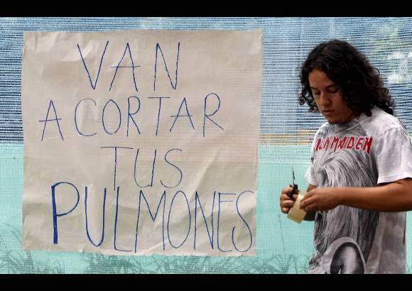 Jaime Pérez - Artistas y estudiantes pintaron pancartas que están expuestas en la av. El Poblado, en Envigado.