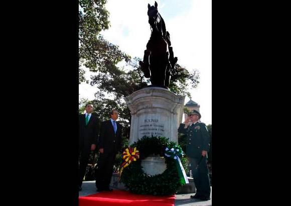 R&#243;bison S&#225;enz - Con una ofrenda floral se record&#243; la haza&#241;a del Libertador Sim&#243;n Bol&#237;var.
