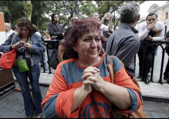 Reuters - Seguidores de Chávez compartieron su dolor en las iglesias de Venezuela.