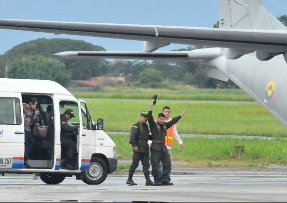 Colprensa - El mayor de la Policía Guillermo Solórzano y el suboficial del Ejército Salín Antonio Sanmiguel fueron liberados por las Farc en los límites entre los departamentos de Cauca y Valle.