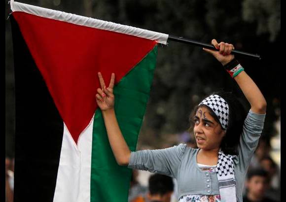 Reuters - La retransmisi&#243;n del discurso del presidente de la Organizaci&#243;n para la Liberaci&#243;n de Palestina (OLP) estuvo precedida de un ambiente festivo, con cantantes entonando m&#250;sica con letras nacionalistas y personalidades sociales y pol&#237;ticas realizando discursos de apoyo al rais (presidente).