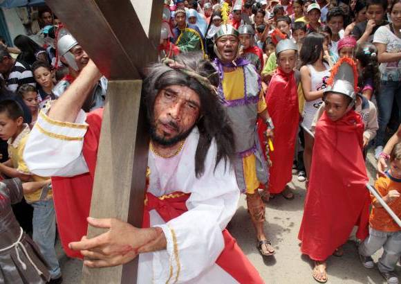 Manuel Saldarriaga - En el barrio Moravia se representó el viacrucis de Cristo.