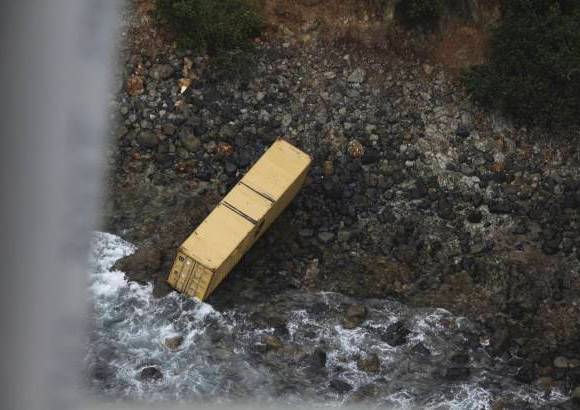 Reuters - Algunos contenedores de los ca&#237;dos al mar ya han sido recuperados.