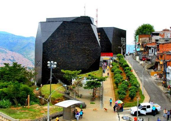 JUAN ANTONIO SÁNCHEZ - Iniciativas como los parques bibliotecas hacen de Medellín una ciudad innovadora. La biblioteca España representa un nuevo concepto de inclusión social.