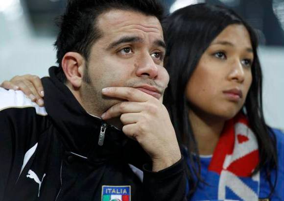 Reuters - Italia lució impotente y sin fútbol ante un rival que en el papel lucía como el más débil.