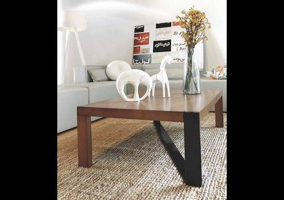 - Si la vivienda es pequeña, utilice un espejo en el comedor para ganar amplitud. Si es más grande, complemente con un bifé o un mueble bar.