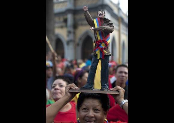 AP - Seguidores de Nicolás Maduro ya hicieron imágenes a su nombre.