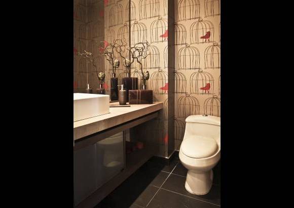 Foto Juan Fernando Cano - El papel de colgadura es un recurso de impacto visual recurrente en varios ambientes del apartamento, como en el baño social.