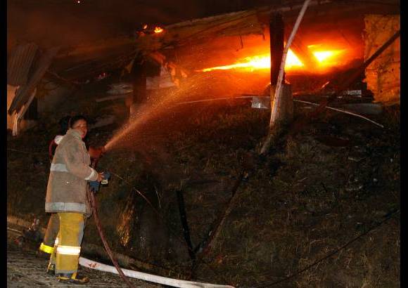 Edwin Bustamante - Las autoridades lucharon contra las fuertes llamas hasta lograr controlar la situaci&#243;n.