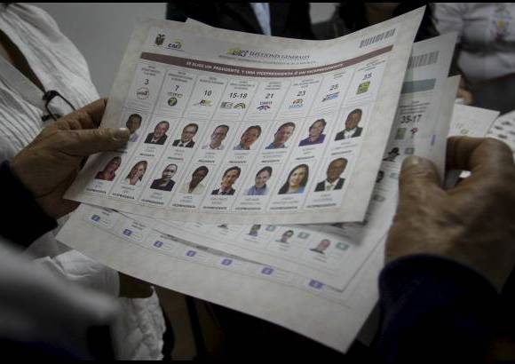 Colprensa - Ciudadanos ecuatorianos residentes en Colombia votaron en la embajada de Ecuador.