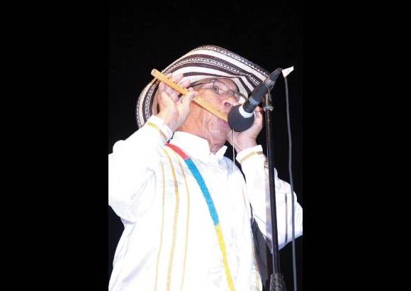 Colprensa - Pedro Ramayá Beltrán interpreta la flauta de millo en la Noche de Tambó.