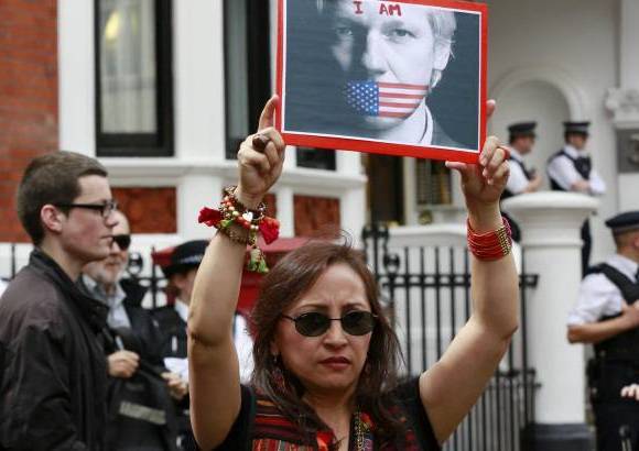 Reuters - Recibieron la noticia de su asilo político entre aplausos y vítores en defensa de la libertad de expresión y a favor del presidente ecuatoriano, Rafael Correa.