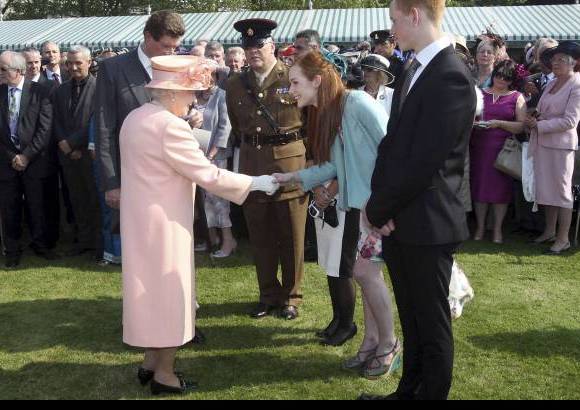 FOTO REUTERS - Adem&#225;s de las fiestas en Buckingham, Isabel II celebra otra similar en su Palacio de Holyroodhouse (Escocia), por lo que el n&#250;mero total de invitados cada a&#241;o roza las 30.000 personas.