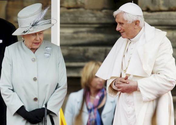 - La reina Isabel se encontr&#243; con el Papa Benedicto XVI en el Palacio de Holyroodhouse, en Edimburgo, Escocia, el 16 de septiembre de 2010. El Papa Benedicto XVI lleg&#243; a Gran Breta&#241;a con la esperanza de ganar a uno de los pa&#237;ses m&#225;s seculares de Europa.