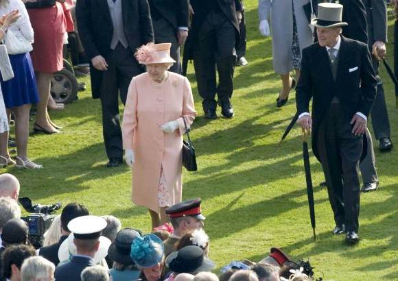 FOTO REUTERS - Seg&#250;n el Palacio de Buckingham, no se escatima con la comida y se consumen una media de 27.000 tazas de t&#233;, 20.000 sandwiches y 20.000 trozos de tarta, que son servidos por unos 400 camareros.