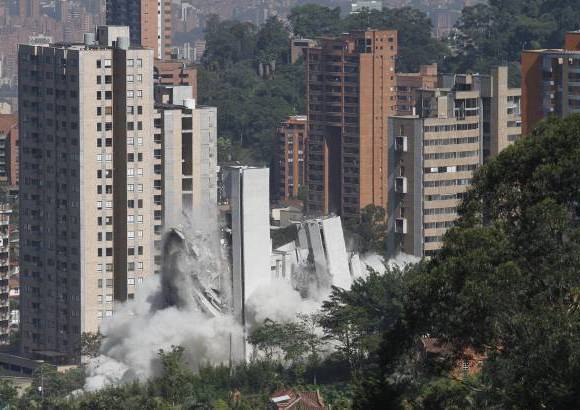 Edwin Bustamante - Solo la porter&#237;a de la urbanizaci&#243;n Space qued&#243; en pie.