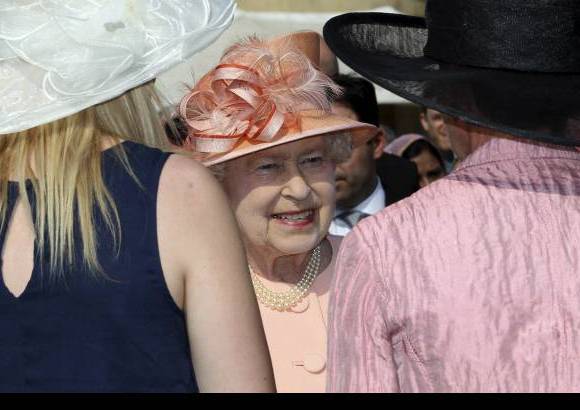 FOTO REUTERS - Tres veces cada verano, el jard&#237;n trasero de la residencia londinense de la Reina se llena de sombreros, obligatorios para las mujeres, mientras la soberana, acompa&#241;ada de su marido, Felipe de Edimburgo, y otros miembros de la familia real, saludan durante dos horas a los asistentes.