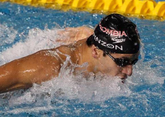 Reuters - El colombiano Omar Pinz&#243;n en una de las pruebas de clasificaci&#243;n en la nataci&#243;n.