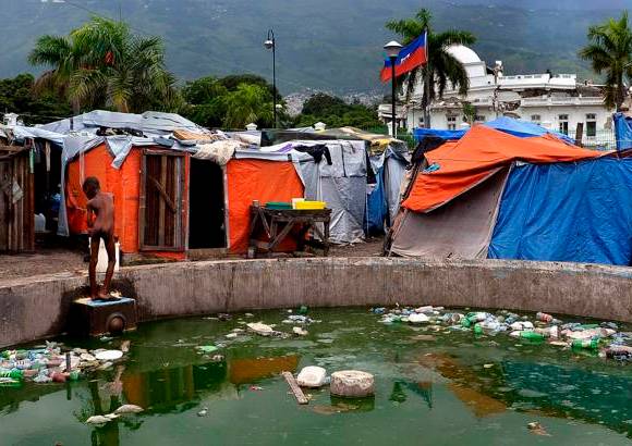 Reuters - Una imagen y su t&#237;tulo (Squalid Conditions, Condiciones miserables) describieron a la perfecci&#243;n la angustia que vivieron los habitantes de Puerto Pr&#237;ncipe, Hait&#237;, despu&#233;s del terrible terremoto. Esta foto le vali&#243; a Ricky Carioti del Washington Post el premio Pulitzer a fotograf&#237;a.
