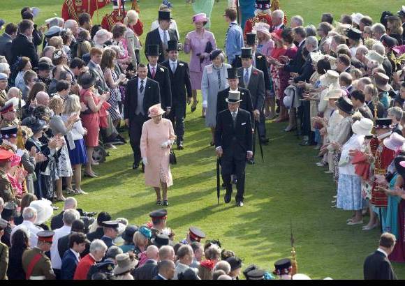 FOTO REUTERS - La reina Isabel de Inglaterra invit&#243; este martes a 8.000 personas a tomar el t&#233; en su jard&#237;n del Palacio de Buckingham, una tradici&#243;n que este a&#241;o coincide con la celebraci&#243;n de sus 60 a&#241;os en el trono.