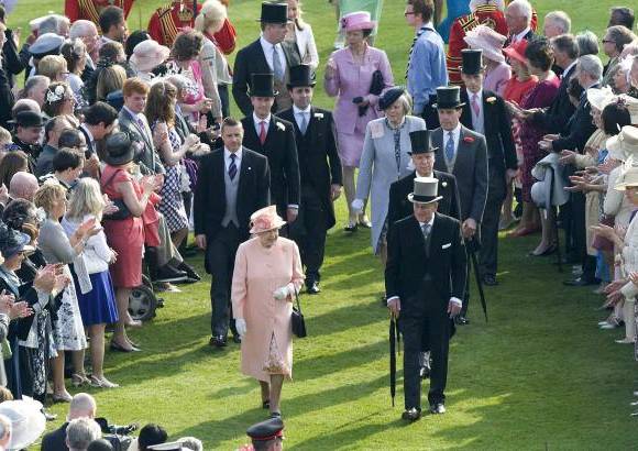 FOTO REUTERS - En 1997, la Reina y el duque de Edimburgo, coincidiendo con sus bodas de oro, celebraron una &quot;fiesta del jard&#237;n&quot; solo para parejas.