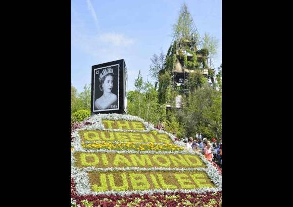 FOTO REUTERS - El espl&#233;ndido d&#237;a que acompa&#241;&#243; el acontecimiento se consider&#243; como un buen augurio de cara a los festejos del primer fin de semana de junio con los que se celebrar&#225; por todo lo alto el Jubileo de Diamantes de la Reina, que lleg&#243; al trono en 1952.