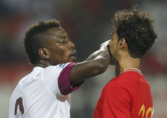 Reuters - Mohammed Kasola, (izquierda) se enfrentó a Omán Ahmed Mubarak al Hahaijri durante un partido de fútbol de la Copa del Golfo en la Ciudad Deportiva de Isa Isa Town.
