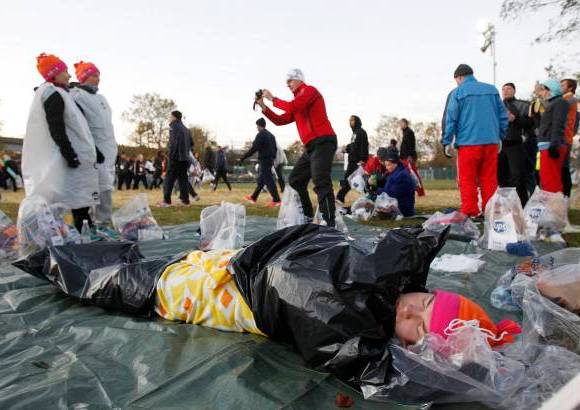 Reuters - Algunos corredores amaneciron en el lugar esperando la salida.