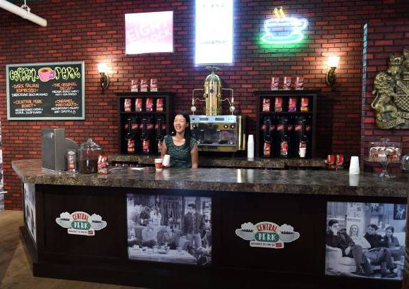 AFP - El m&#237;tico caf&#233; Central Perk, donde los seis amigos de Friends pasaban gran parte de su tiempo, es recreado en el bajo Manhattan, Nueva York, en el 199 de la calle Lafayette, y aparecer&#225; en formato pop up, es decir, un negocio que estar&#225; disponible solo durante tiempo limitado.