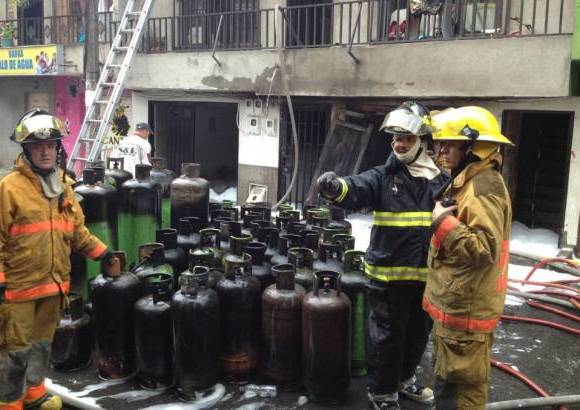 Foto Esteban Vanegas - Por fortuna y el r&#225;pido aviso de los vecinos, las autoridades lograron extraer m&#225;s de 220 pipetas de gas propano, las cuales se encontraban en el primer nivel de la vivienda antes de que se registrara una tragedia peor.