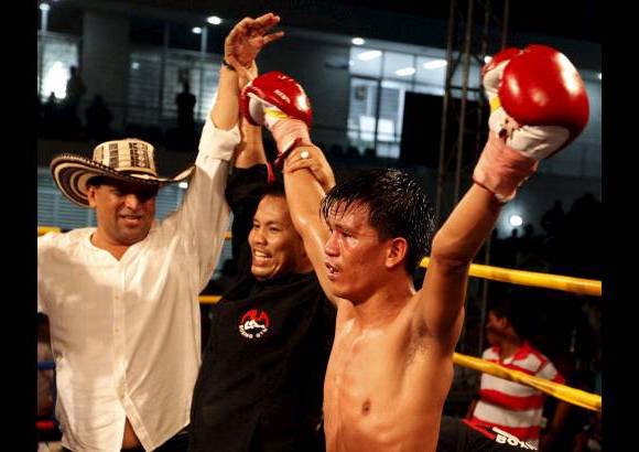 Manuel Saldarriaga - El réferí Genaro Rodríguez dio por terminada la pelea a los 2.58 minutos del round 8.