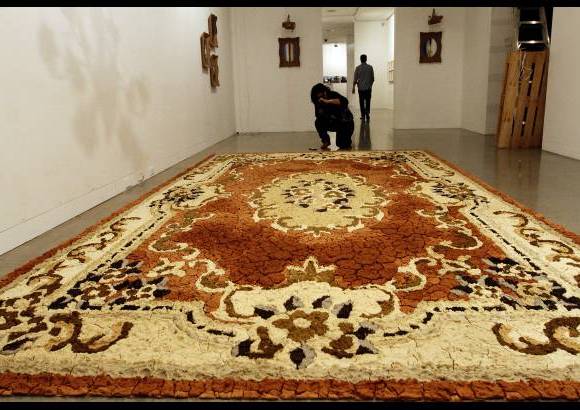 Donaldo Zuluaga - La alfombra persa, hecha en arcilla, es un trabajo cuidado, que hay que mirar varias veces.