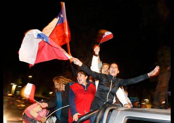 REUTERS - El rescate de los mineros fue celebrado en todo Chile, donde la gente salió a las calles en alegres caravanas.
