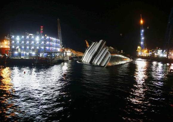 Reuters - El crucero Costa Concordia se niega a morir. El 13 de enero de 2012 naufragó frente a la costa de Giglio, un año después las autoridades tratan de rescatarlo por medio de grúas.
