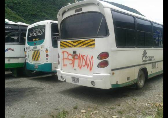 Cortesía - Varios buses se encontraban apostados sobre la vía cerca al corregimiento de El Valle, uno de ellos supuestamente cargado con explosivos. Los habitantes de la zona denuncian presiones.