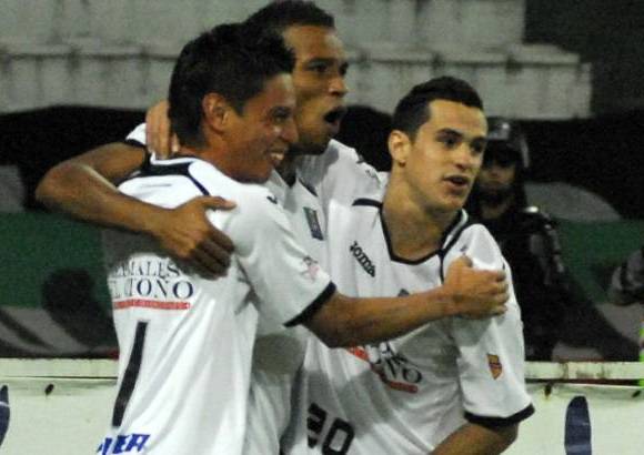 COLPRENSA - El Once Caldas se sacudi&#243; y no solo mejor&#243; como se lo ped&#237;an los hinchas, sino que tambi&#233;n gole&#243; 4-0 al Tolima.