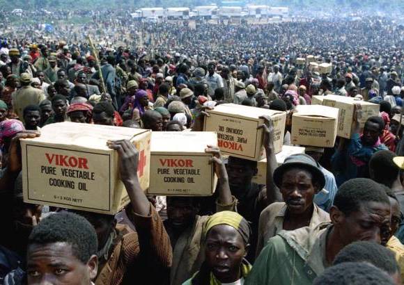 Reuters - El 28 de julio de 1994, refugiados ruandeses llevaban suministros de alimentos lejos de un punto de distribución. La matanza en 1994 fue ejecutada por extremistas hutus dirigido a tutsis, pero también hutus moderados que fueron atrapados en la ola de violencia que siguió el derribo fatal del avión que transportaba al presidente de Ruanda, Juvenal Habyarimana.