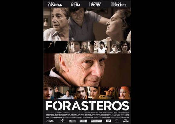Forasteros - Director: Ventura Pons. Sinopsis: Con 40 años de diferencia, una familia debe enfrentar la adversidad. La pérdida de uno de sus integrantes y la llegada de vecinos forasteros que alterarán la armonía del hogar.