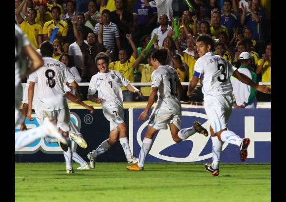 Colprensa - Celebran los charr&#250;as el tanto del empate.