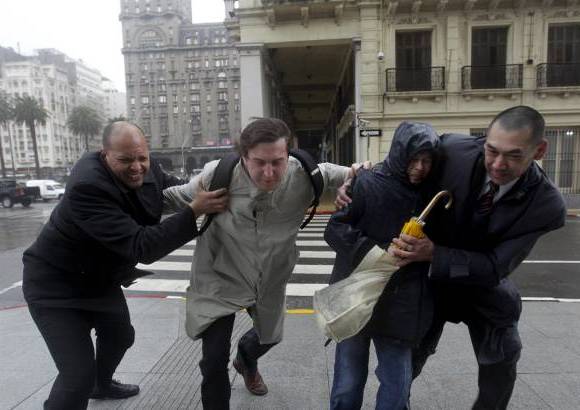 Reuters - Adem&#225;s, se recomienda retirar del exterior de las viviendas objetos que puedan ser impulsados por los fuertes vientos &quot;transform&#225;ndose en proyectiles&quot;.