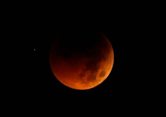 AP - A diferencia de los eclipses de sol, los de luna no entra&#241;an ning&#250;n riesgo para la vista.