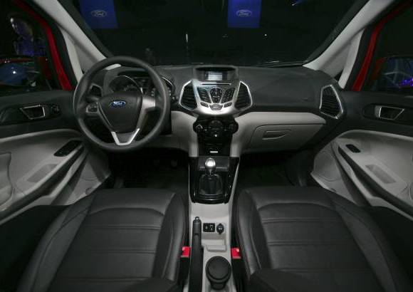 AP - Ford Motor Co. presentó por primera vez su más reciente camioneta deportiva, la EcoSport, de tamaño reducido, diseñada para "aventureros urbanos" y que tiene un motor de un litro. El vehículo será fabricado en la planta de Ford en la ciudad de Chongqing, en el suroeste de la parte continental de China.