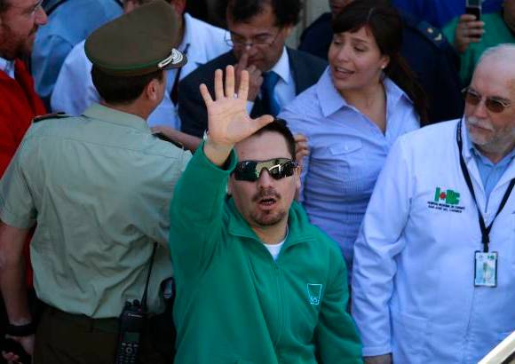 AP - Edison Peña, fanático de la leyenda del Rock and Roll Elvis Presley, recibió una invitación para visitar la mansión del fallecido artista.