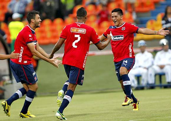 Julio C&#233;sar Herrera - La fiesta que montaron los hinchas al comienzo del partido alcanz&#243; su punto m&#225;s alto con el gol de Germ&#225;n Cano a los seis minutos.