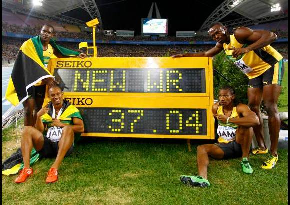 Reuters - Usain Bolt, que condujo al equipo jamaicano a la consecuci&#243;n de un nuevo r&#233;cord mundial de 4x100 metros (37.04), se declar&#243; &quot;orgulloso&quot; de su equipo y &quot;feliz&quot; consigo mismo.